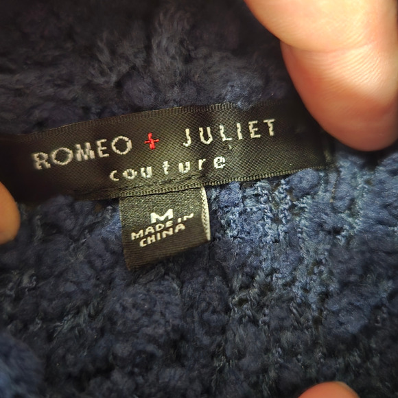 Romeo & Juliet Navy Boucle Chenille Turtleneck Poncho Cape Sweater Size Medium - Picture 6 of 9